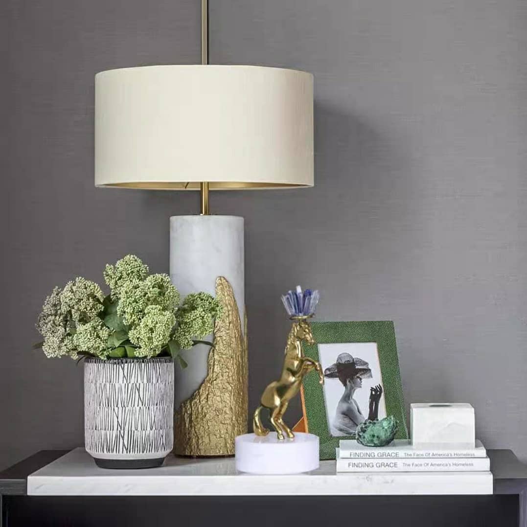 Статуэтка Лошадь в движении на низкой мраморной подставке