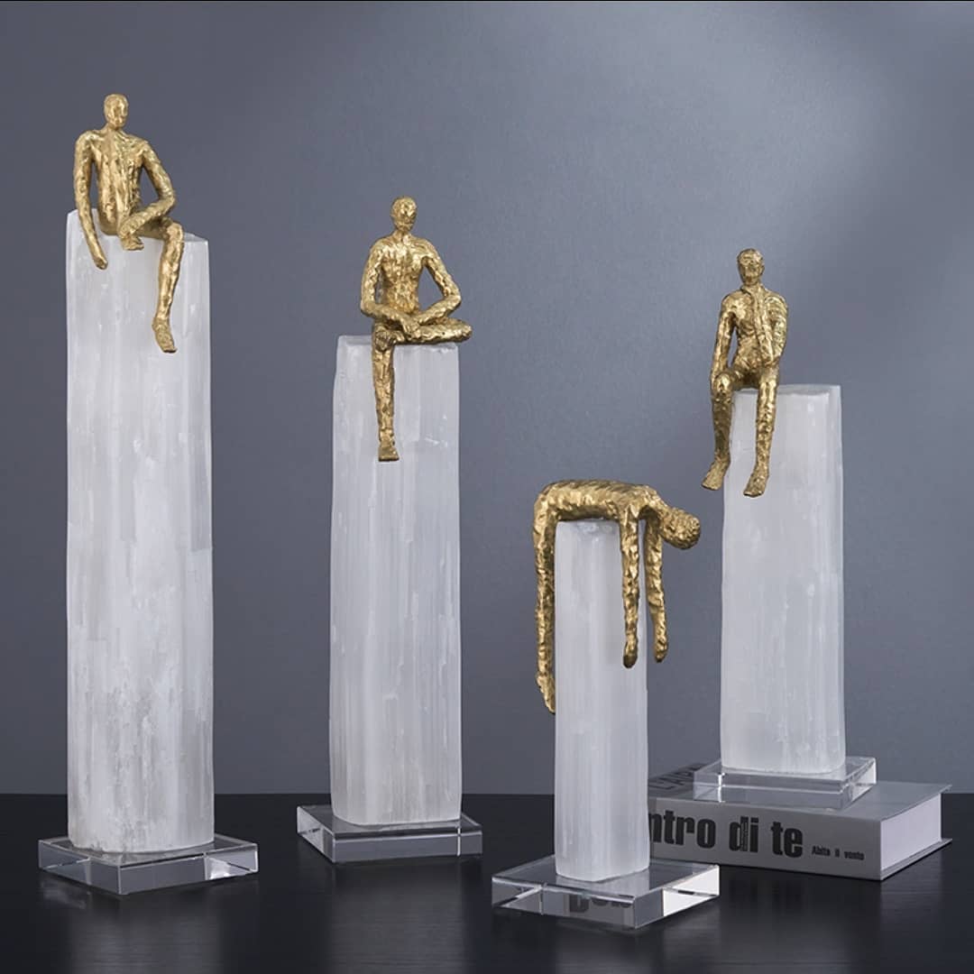 Статуэтка Фигурки человечков на столбах из селенита