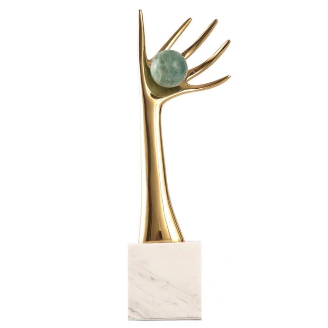 Статуэтка Дружелюбная рука с шаром из флюорита