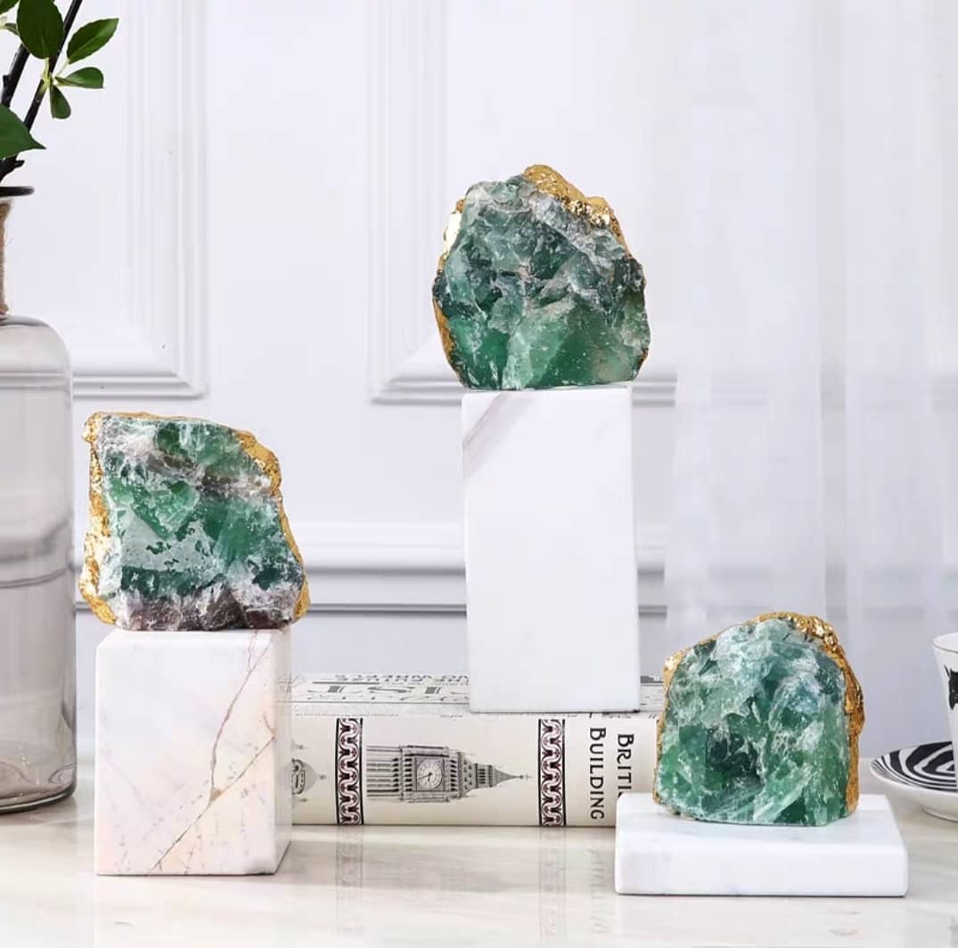 Статуэтка Друза изумрудного флюорита на подставке из мрамора