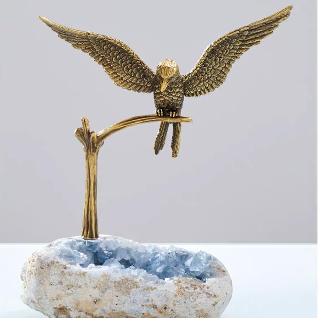 Статуэтка Бронзовая птица (Взмах крыльев) на жеоде агата