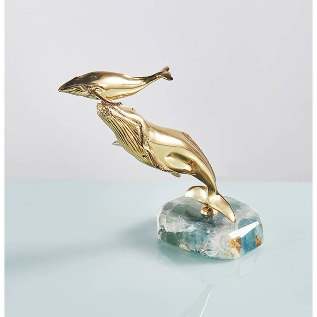 Статуэтка Мама-кит с детенышем на круглой подставке из флюорита