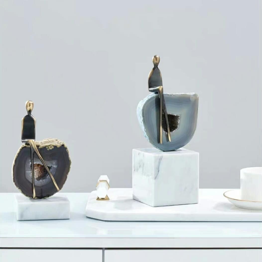 Статуэтка Человечек из бронзы на  друзе агате на мраморной подставке M