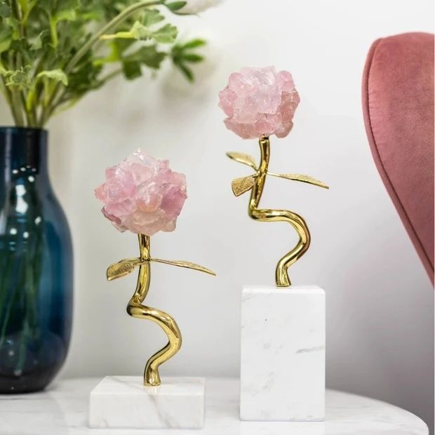 Статуэтка Цветок в танце из розового кварца на плоской подставке
