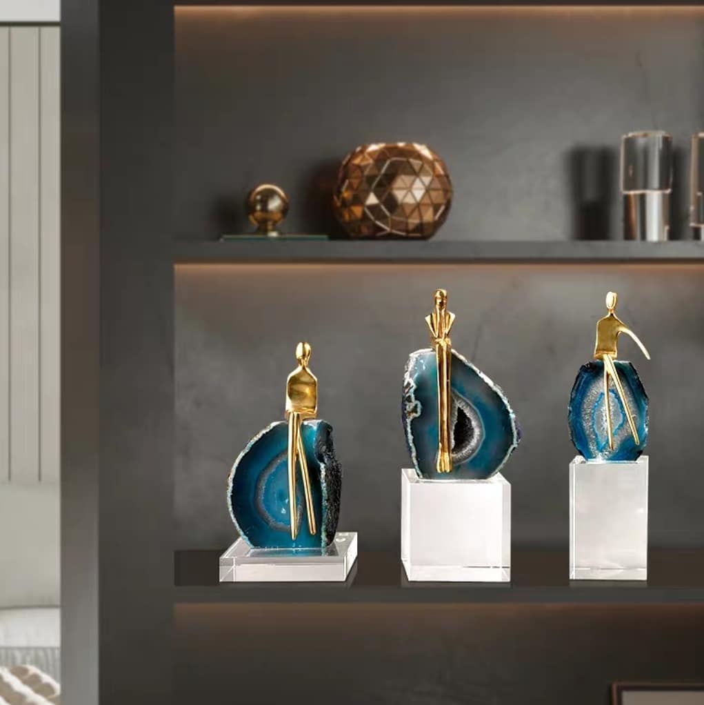 Статуэтка Человечки из латуни на друзах агата на подставке из стекла