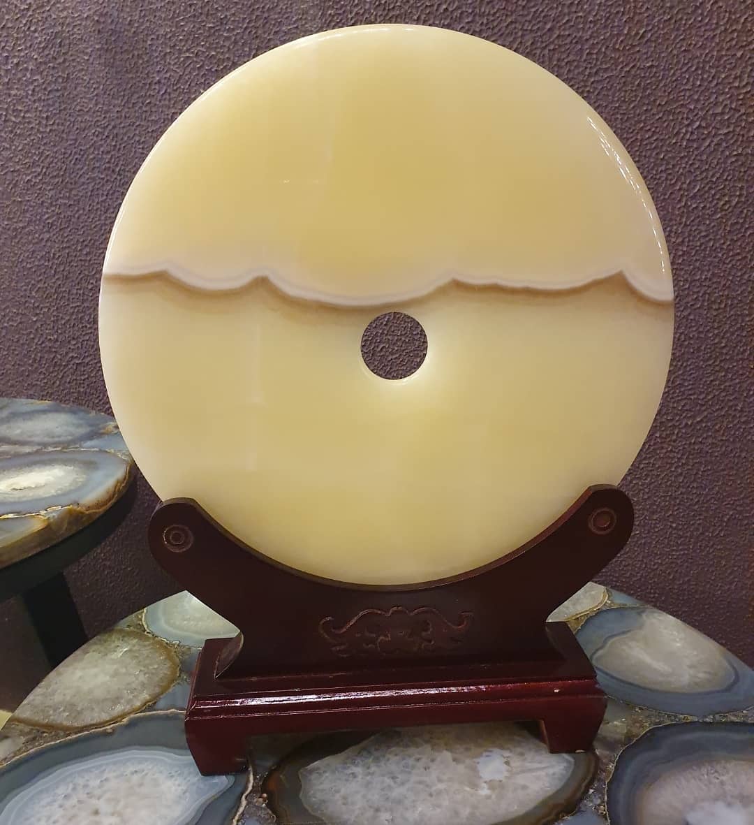 Статуэтка Диск суйсеки  на деревянной поставке