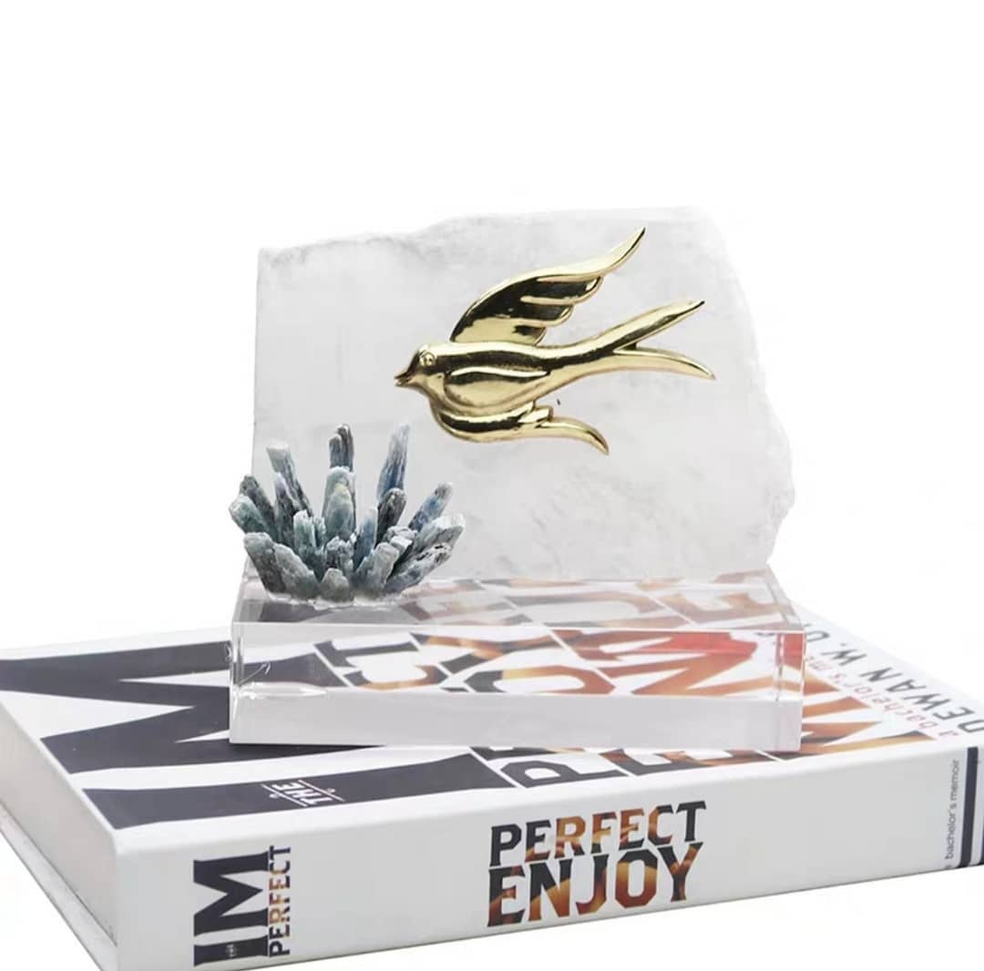 Статуэтка Ласточка на кварце с кристаллами серого агата на подставке из хрусталя