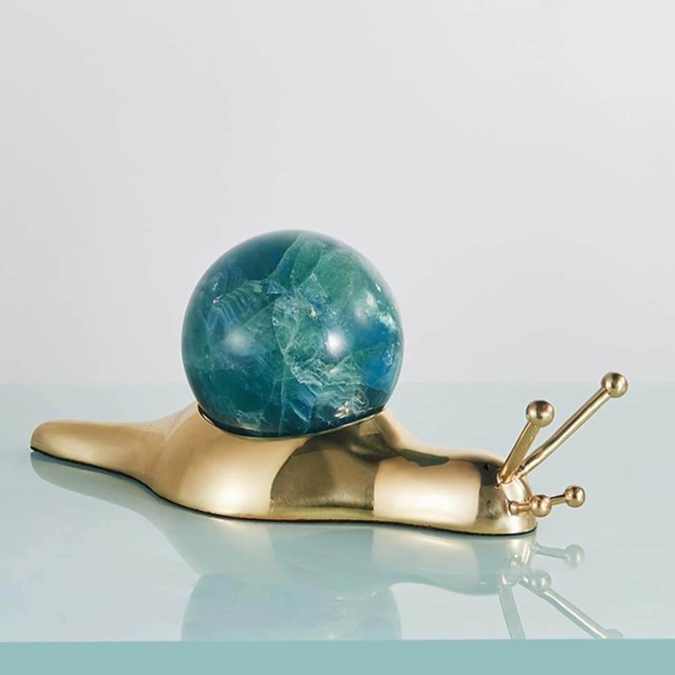 Фигурка Улитка в движении с шаром из флюорита