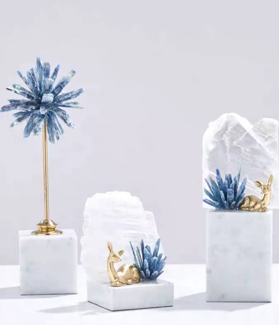 Статуэтка Олененок с кристаллами кианита и кварца на мраморной подставке L