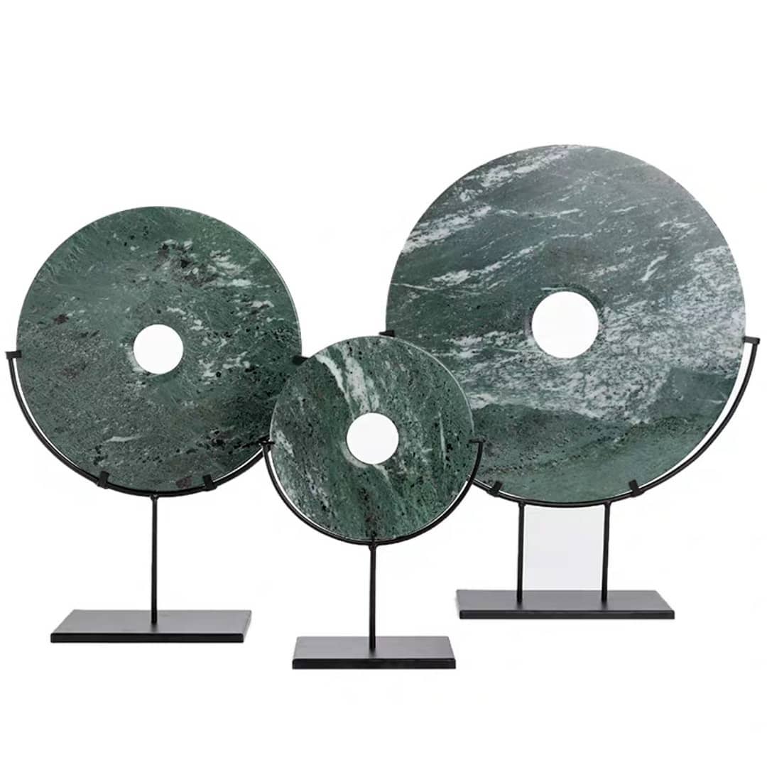 Статуэтка Диск суйсеки  на черной поставке