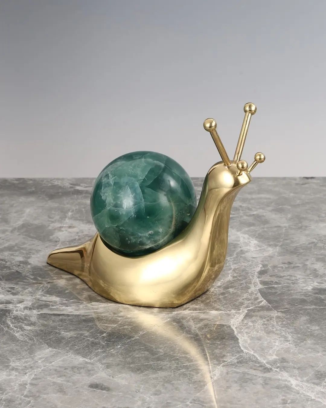 Фигурка Улитка с шаром из флюорита