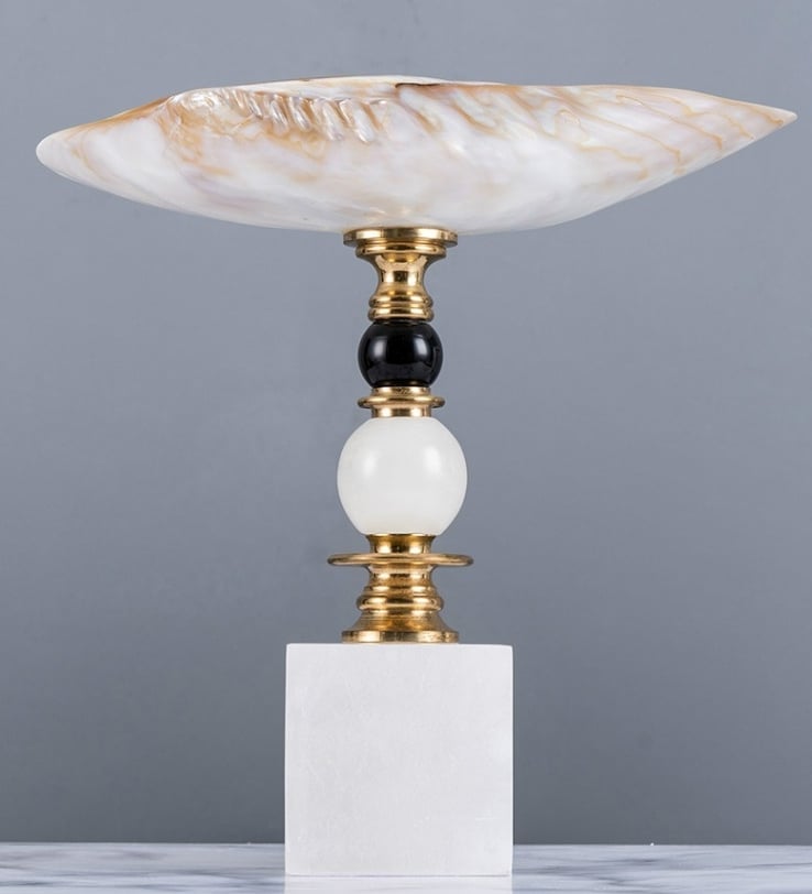 Статуэтка Перламутровая раковина с двумя шарами  на подставке