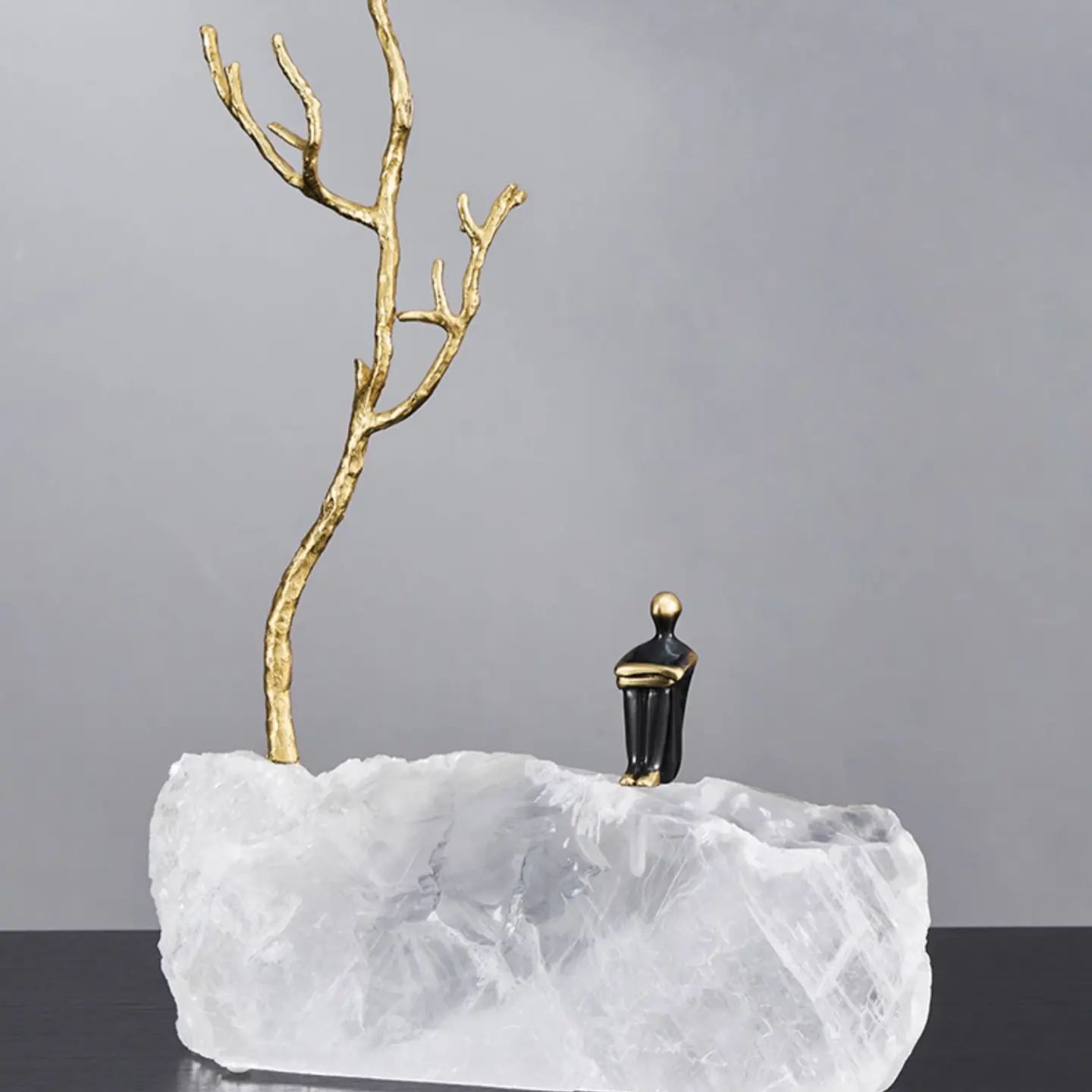 Статуэтка Человек сидит на кварце