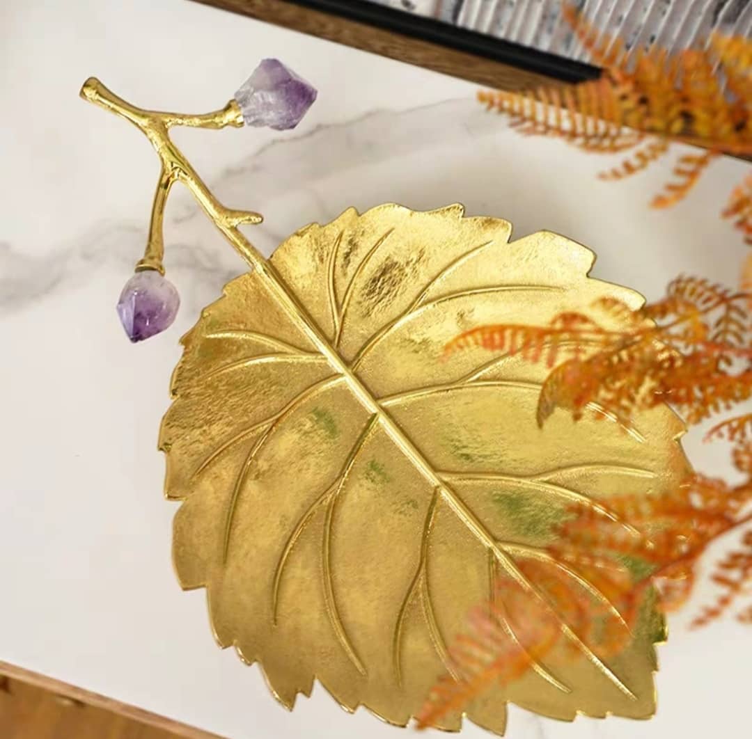 Листочек из латуни и кристаллов флюорита