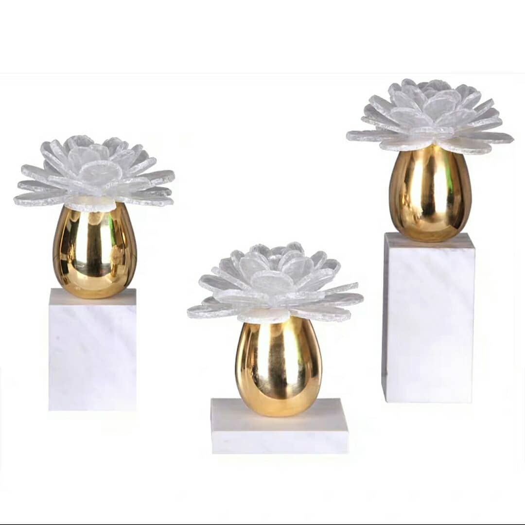 Статуэтка Цветок с лепестками кварца в чаше на мраморной подставке