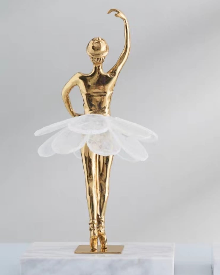 Статуэтка Балерина с пачкой из лепестков кварца на подставке