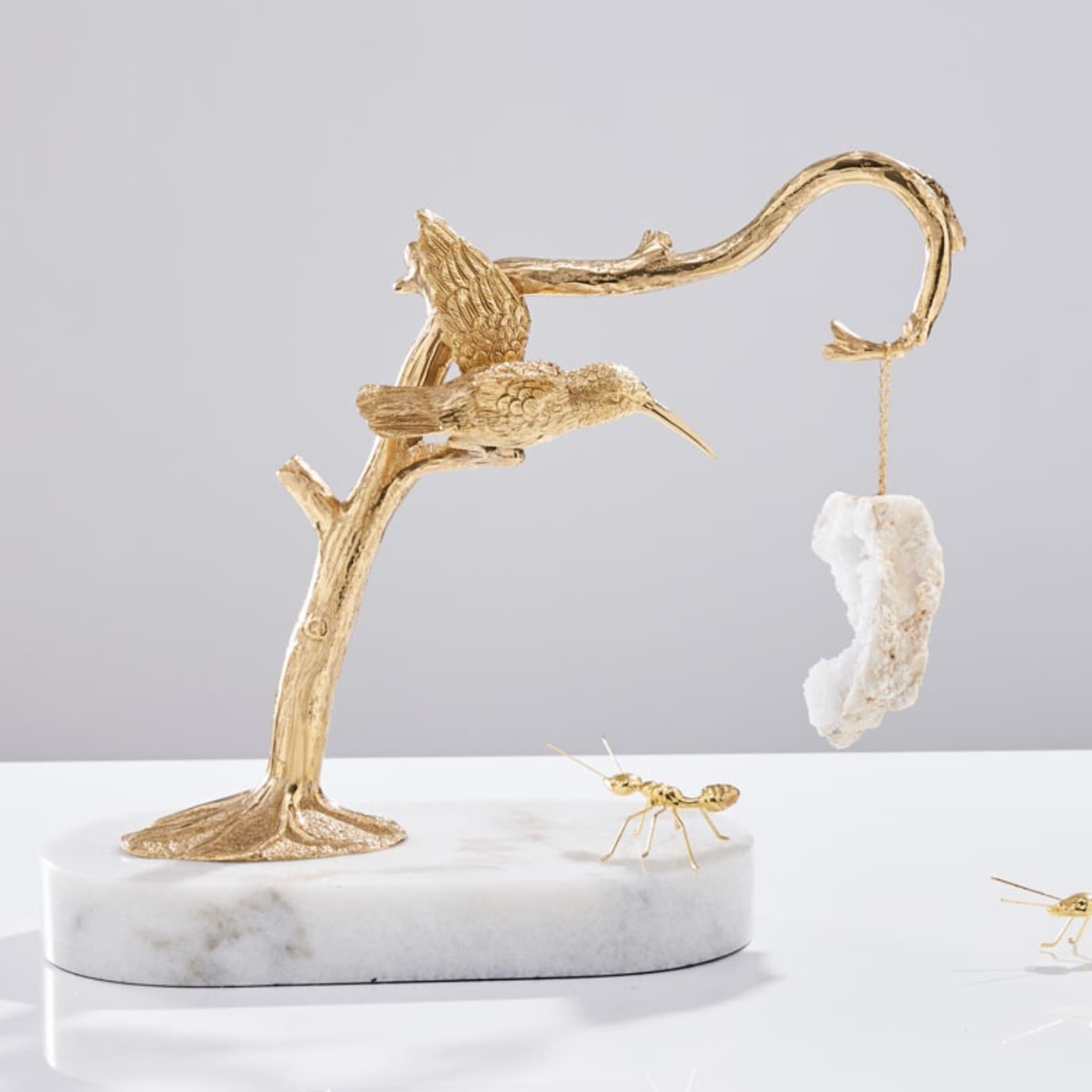 Статуэтка Колибри на ветке с жеодом агата на подставке