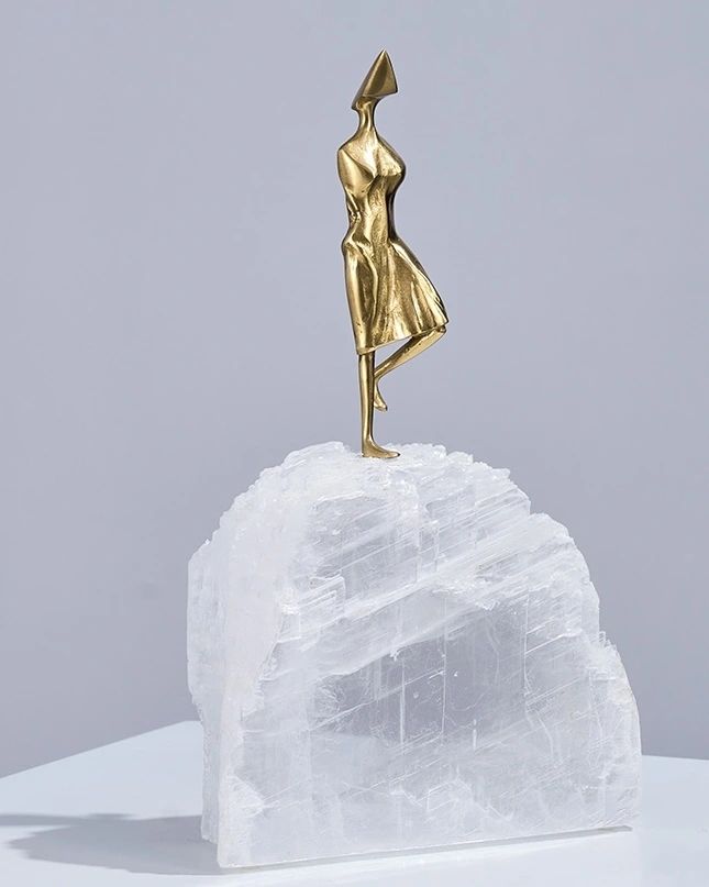 Статуэтка Девушка на скале