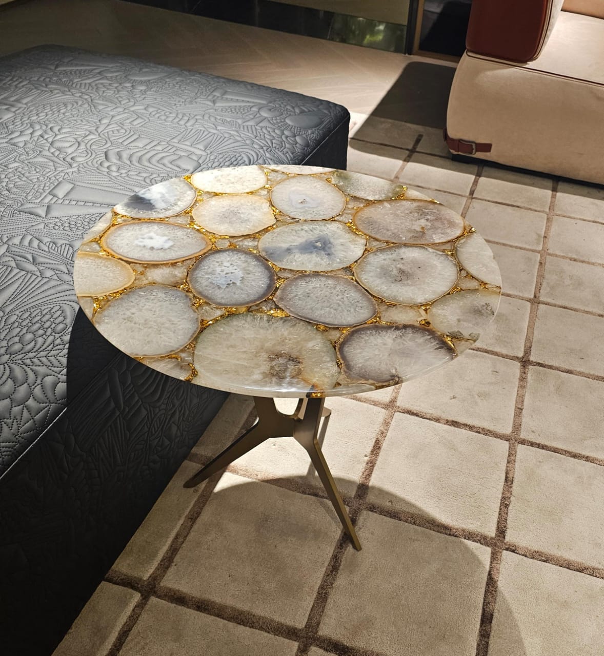 Столик из агата с сусальным золотом