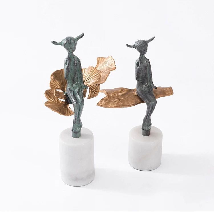Статуэтка Чертик на листке из латуни подставка мрамор