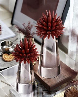 Статуэтка Ёжики из кристаллов самоцветов на конусе из стекла