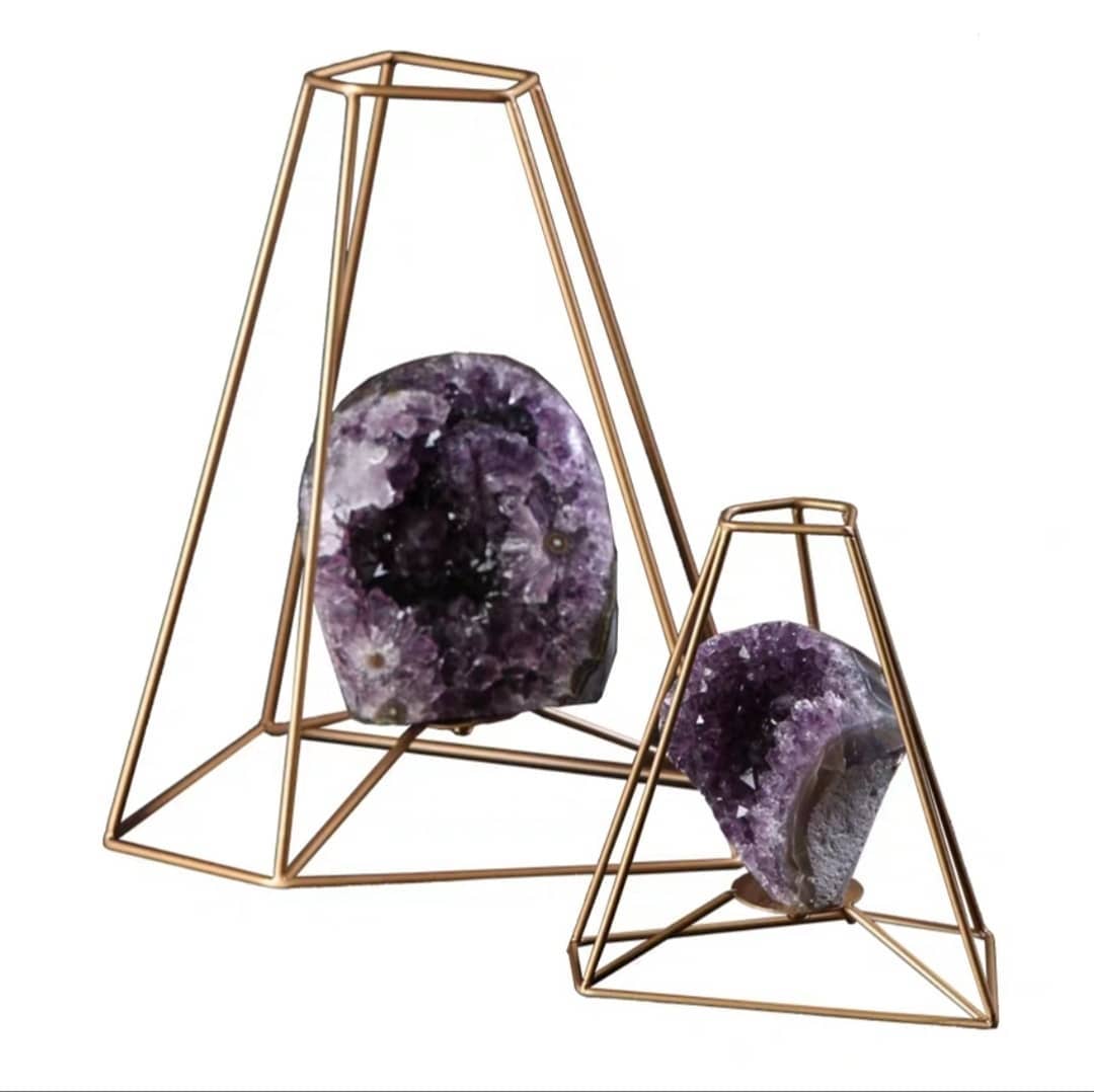 Статуэтка Усеченная пирамида из латуни с жеодой аметиста малая