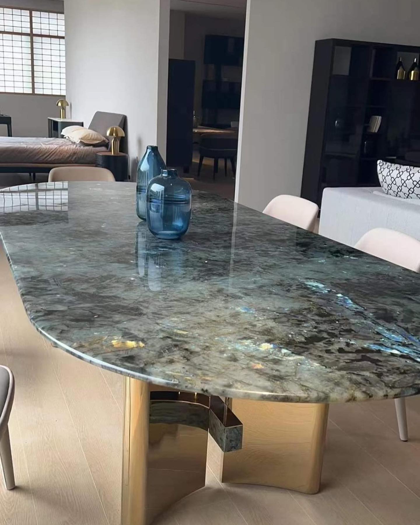 Стол обеденный из лабрадорита